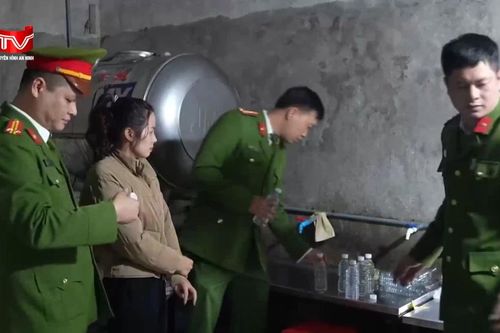 Cận cảnh dây chuyền 'chế' giấm gạo từ axit công nghiệp và nước