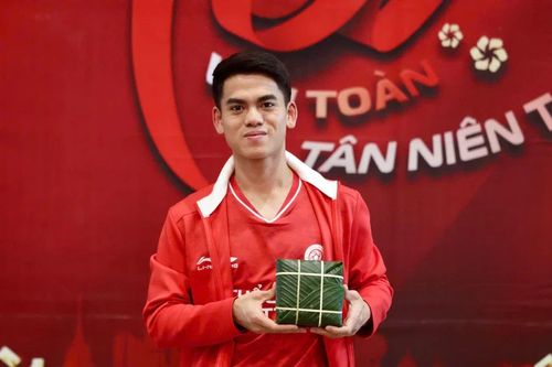 Đội trưởng U23 Việt Nam gói bánh chưng khéo như rê bóng trên sân