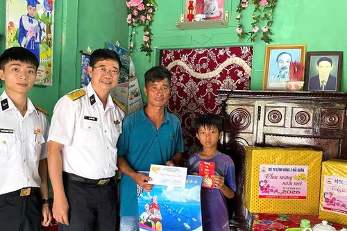 Mang Tết ấm áp tới con em ngư dân nghèo