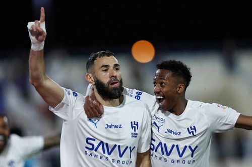Benzema ra mắt bùng nổ, Ronaldo vào thế khó