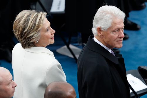 Vợ chồng Clinton bị phe Dân chủ bỏ rơi?