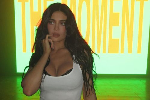 Kylie Jenner theo mốt khoe áo ngực