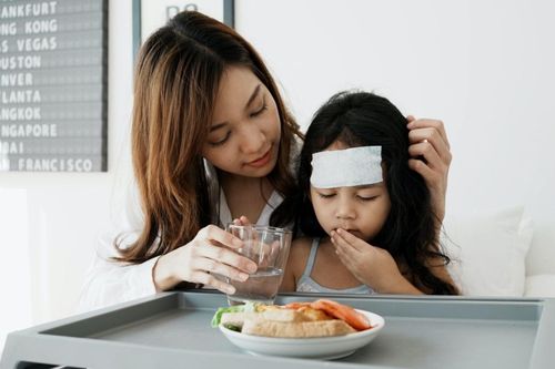 Trẻ mắc sốt xuất huyết ăn gì để nhanh hồi phục?