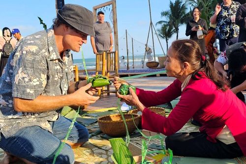 Du khách hào hứng trải nghiệm Tết Việt bên bờ biển Đà Nẵng