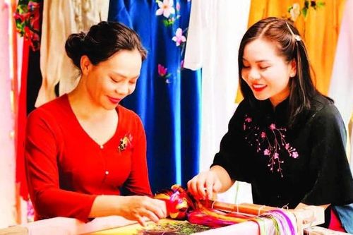 Thêu mùa xuân trên lụa