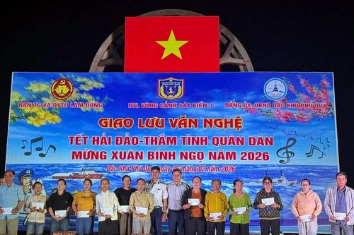Cảnh sát biển chúc Tết, gói bánh chưng, hát mừng Đảng, mừng Xuân cùng nhân dân Đặc khu Phú Quý