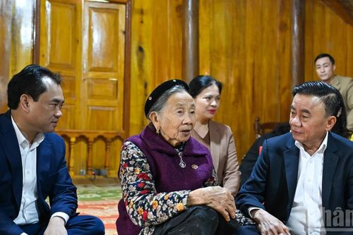 Thường trực Ban Bí thư Trần Cẩm Tú thăm, tặng quà gia đình chính sách, người lao động tại tỉnh Lào Cai