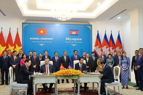 Tổng Bí thư Tô Lâm chứng kiến Lễ ký và trao các văn kiện hợp tác tại Campuchia