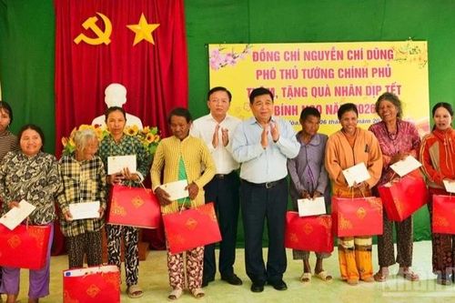 Phó Thủ tướng Nguyễn Chí Dũng thăm, tặng quà Tết cho người nghèo tỉnh Khánh Hòa