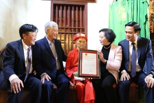 Phó Thủ tướng Phạm Thị Thanh Trà tới thăm, chúc thọ cụ Nguyễn Thị Tuyến 100 tuổi tại Bắc Ninh