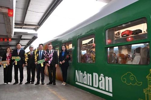 Hạnh phúc nối dài theo những chuyến tàu Nhân Dân
