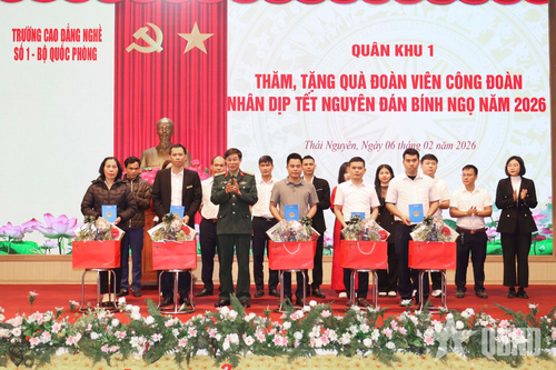 Quân khu 1 thăm, tặng quà đoàn viên có hoàn cảnh khó khăn tại Trường Cao đẳng Nghề số 1-Bộ Quốc phòng