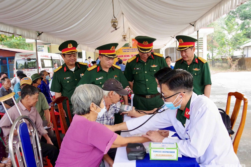 Gần 300 người dân xã Đồng Phú được khám bệnh, cấp thuốc miễn phí