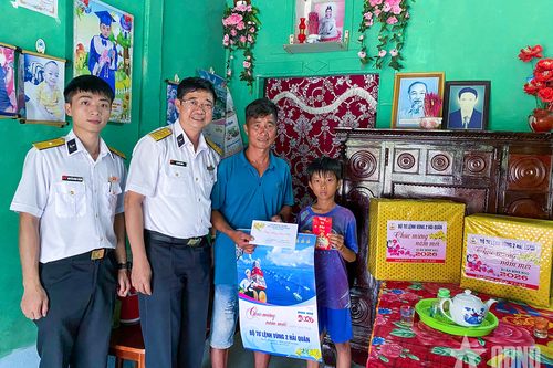 Vùng 2 Hải quân thăm và trao quà Tết tặng con ngư dân