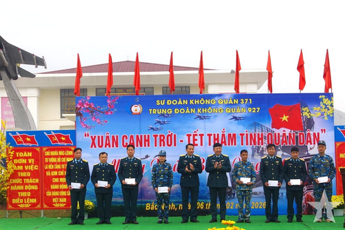Sôi nổi chương trình 'Xuân canh trời - Tết thắm tình quân dân' ở Trung đoàn Không quân 927