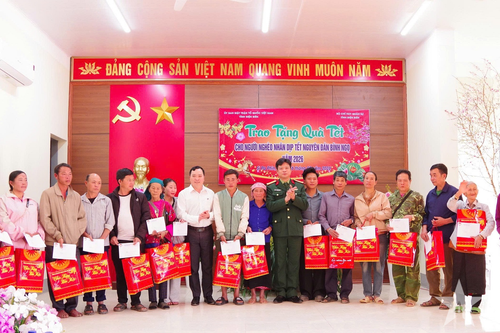 Bộ CHQS tỉnh Điện Biên thăm, tặng quà Tết người nghèo xã Si Pa Phìn