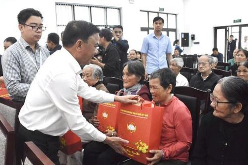 Thường trực Ban Bí thư Trần Cẩm Tú thăm, chúc Tết gia đình chính sách, người dân có hoàn cảnh khó khăn tại TP Đà Nẵng