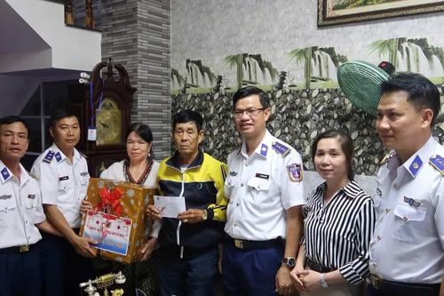 Thắm tình quân dân đón xuân tại đặc khu Phú Quý