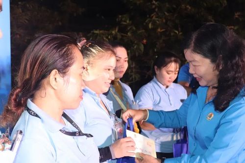 Chương trình 'Tết Sum vầy – Xuân ơn Đảng' trao hàng ngàn phần quà đến công nhân tại Đồng Tháp