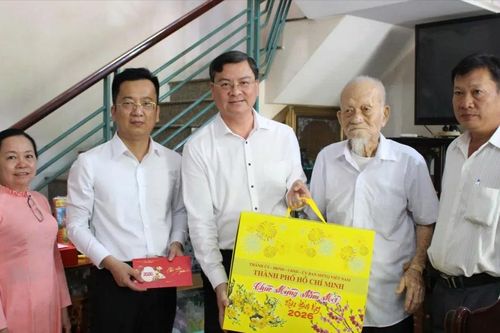 Lãnh đạo TPHCM thăm, chúc tết gia đình chính sách và đơn vị quân đội