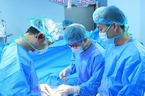Thay khớp gối bán phần cho người Mỹ bị tai nạn thể thao chờ phẫu thuật