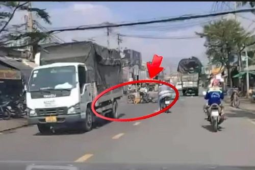 Camera hành trình 'soi' thời khắc xe quá tải gây tai nạn