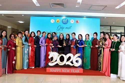 Gặp mặt đầu Xuân, lan tỏa tình yêu áo dài Việt tại châu Âu