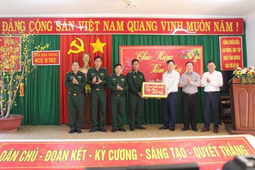 Hội đồng Dân tộc của Quốc hội và Bộ Dân tộc và Tôn giáo thăm, chúc Tết cán bộ, chiến sĩ và nhân dân biên giới tỉnh Đắk Lắk
