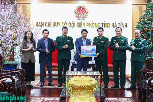 Đoàn công tác Tạp chí Cộng sản thăm, chúc Tết Bộ đội Biên phòng tỉnh Hà Tĩnh