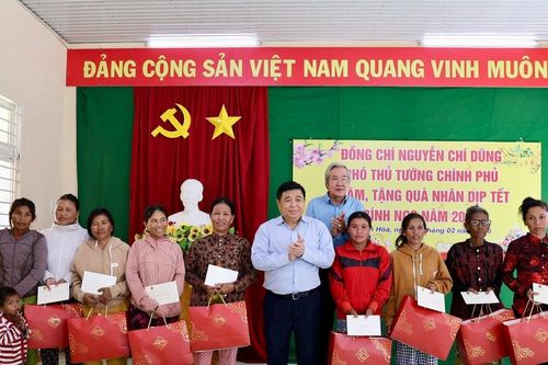 Phó Thủ tướng Nguyễn Chí Dũng thăm, tặng quà nhân dân tỉnh Khánh Hòa