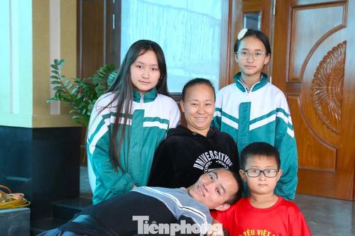 Chuyện khó tin: Người đàn ông 'cứng đơ như khúc gỗ' và ba ngón tay viết nên kỳ tích