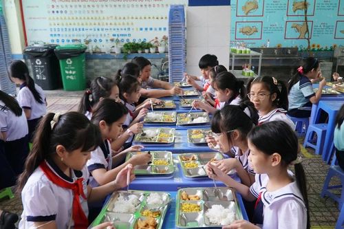 Cảnh trái ngược sau vụ thịt bẩn nghi tuồn vào hàng loạt trường học ở TPHCM