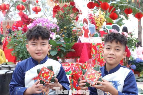 Hàng nghìn học sinh nhí háo hức trải nghiệm gói bánh chưng, viết thư pháp ngày Tết