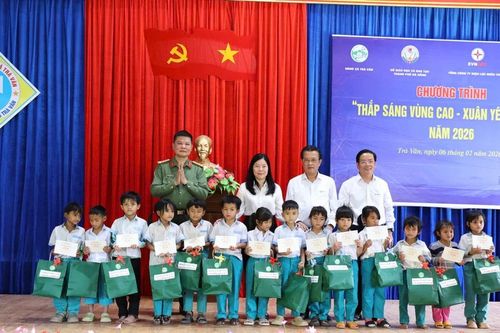 EVNCPC thắp sáng vùng cao Trà Vân ngày áp Tết