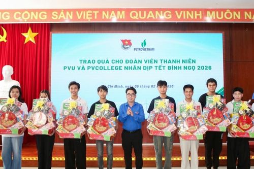 Ấm áp chương trình trao quà Tết cho học sinh - sinh viên dầu khí, năng lượng tại TP Hồ Chí Minh