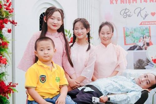 Người đàn ông 'cứng đơ như khúc gỗ' cưới vợ xinh, cả hôn trường bật khóc