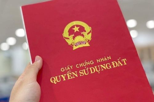 Sổ đỏ chưa được đứng tên đã nhận đặt cọc, ai chịu rủi ro khi tranh chấp xảy ra?