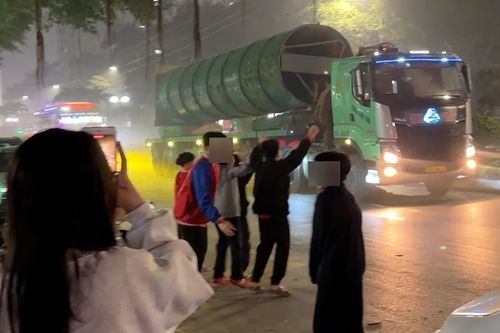 Nhóm trẻ em bắt chước 'chích kèn', ra đường nhảy múa theo tiếng còi xe tải ở Hà Nội