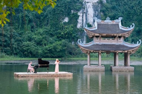 Secret Garden mặc áo dài chơi đàn trong khung cảnh đẹp như tranh vẽ tại Ninh Bình