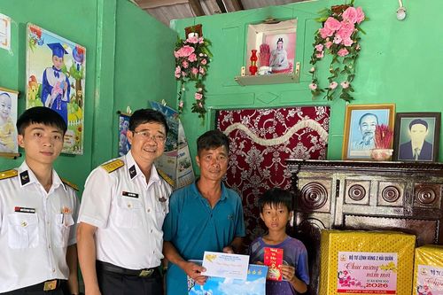 Bộ đội hải quân trao quà Tết cho con đỡ đầu