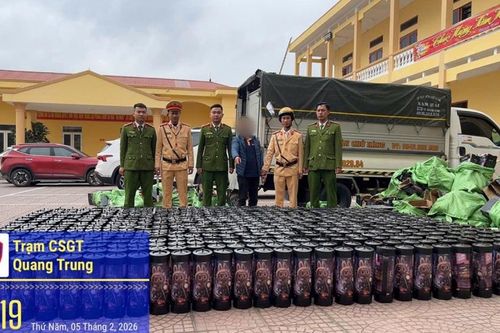 Phát hiện hơn 500 bình khí nghi 'khí cười' không hóa đơn, chứng từ