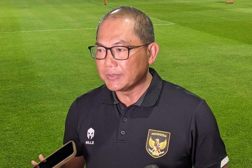 Trưởng đoàn Indonesia nhận án cấm kỷ lục 20 trận từ FIFA sau hành vi tấn công trọng tài