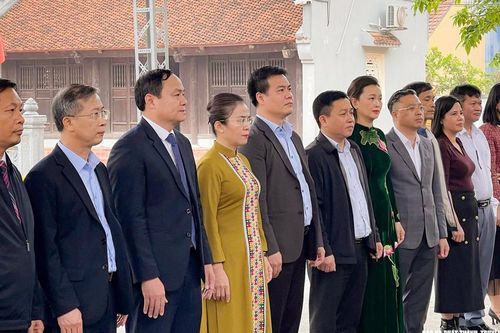 Đoàn đại biểu tỉnh Nghệ An dâng hương tưởng niệm bà Hoàng Thị Loan - thân mẫu Chủ tịch Hồ Chí Minh tại Hưng Yên