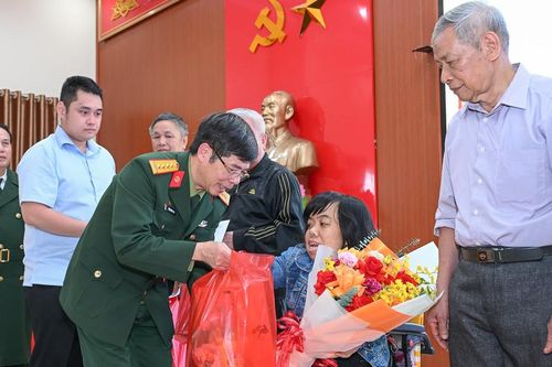 Hội Nạn nhân chất độc da cam/dioxin Việt Nam trao quà Tết tại Nghệ An