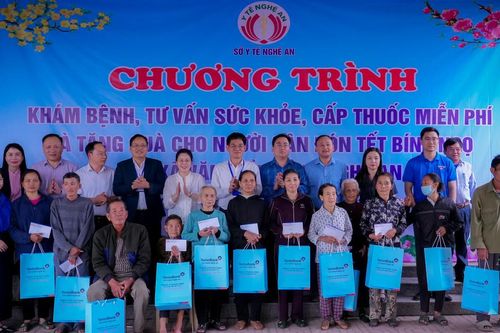Ngành Y tế tổ chức khám, tư vấn sức khỏe, cấp phát thuốc và tặng quà Tết tại xã Văn Kiều