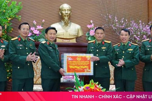 Chính ủy Quân khu 4 chúc Tết cán bộ, chiến sĩ LLVT Hà Tĩnh