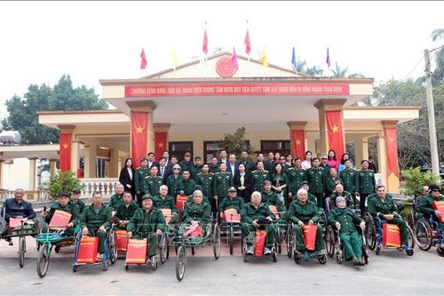 Thăm hỏi, chúc Tết các thương binh, bệnh binh và gia đình chính sách
