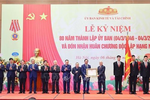Ủy ban Kinh tế và Tài chính của Quốc hội đón nhận Huân chương Độc lập hạng Nhì