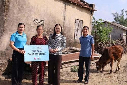 Trao mô hình sinh kế, giúp người bị mua bán trở về tái thiết cuộc sống