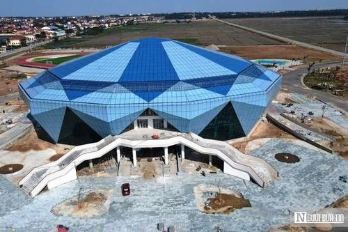 Ngắm nhà thi đấu đa năng hình viên kim cương xanh độc đáo tại Quảng Trị